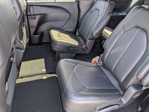 New 2026 Chrysler Pacifica Select AWD/4WD image 29