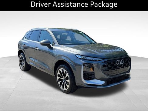 Used 2026 Audi Q3 quattro 2.0T w/ Driver Assistance Package AWD/4WD image 4