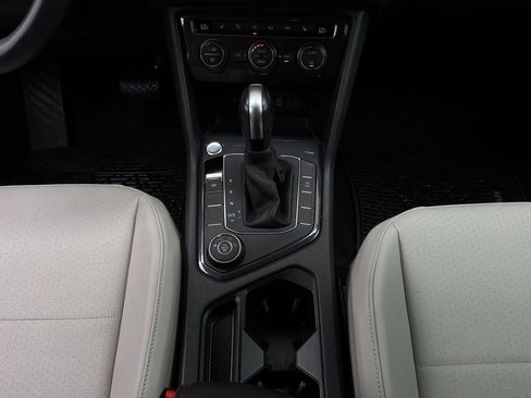 Used 2020 Volkswagen Tiguan SE AWD/4WD image 15