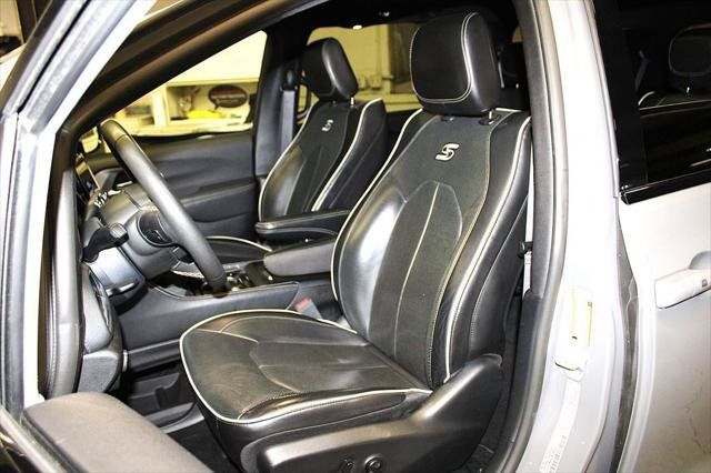 Certified 2025 Chrysler Pacifica Limited FWD image 27