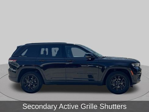 Used 2025 Jeep Grand Cherokee Altitude AWD/4WD image 6