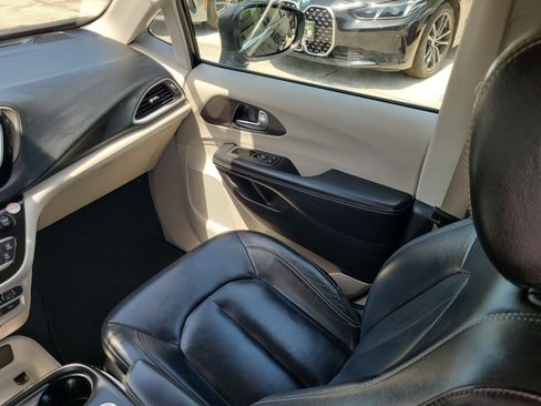 Used 2022 Chrysler Pacifica Touring-L FWD image 11