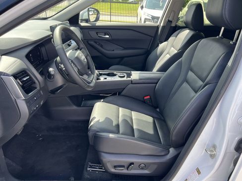 Used 2025 Nissan Rogue SL image 10