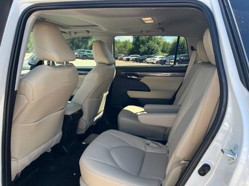 Used 2025 Toyota Highlander Limited AWD/4WD image 32