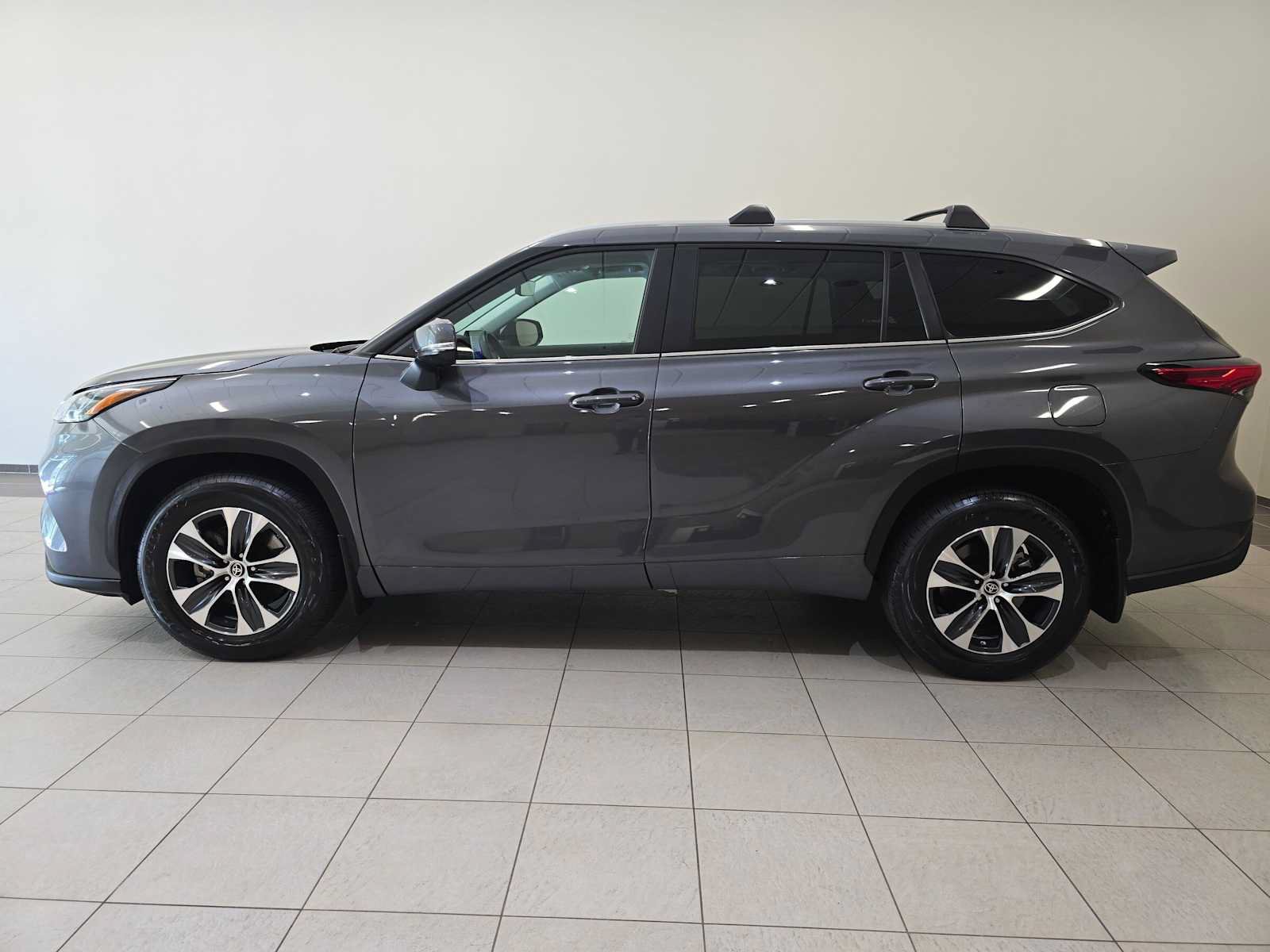 Used 2023 Toyota Highlander XLE AWD/4WD image 3