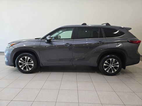 Used 2023 Toyota Highlander XLE AWD/4WD image 3