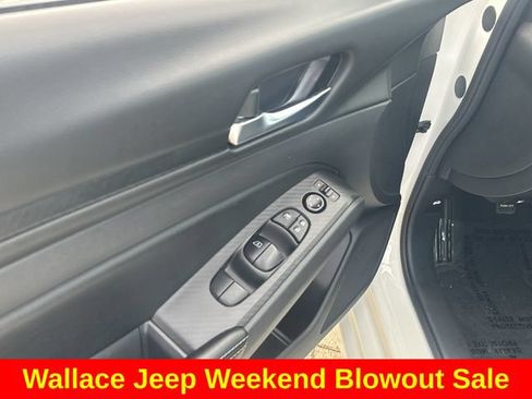 Used 2025 Nissan Altima 2.5 SV FWD image 15