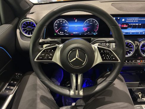 Used 2025 Mercedes-Benz GLB 250 4MATIC image 10