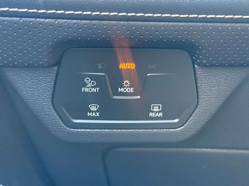 Used 2025 Volkswagen Atlas SE AWD/4WD image 34