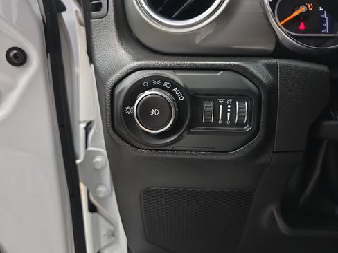 Used 2022 Jeep Wrangler Unlimited Sahara w/ Cold Weather Group AWD/4WD image 34