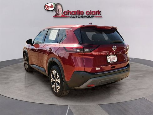 Used 2021 Nissan Rogue SV image 3