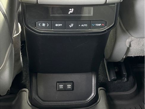 Used 2021 Toyota Highlander XLE image 10