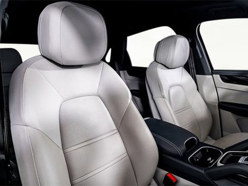 Used 2022 Porsche Cayenne S image 30