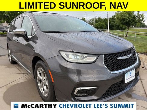 Used 2023 Chrysler Pacifica Limited FWD image 1