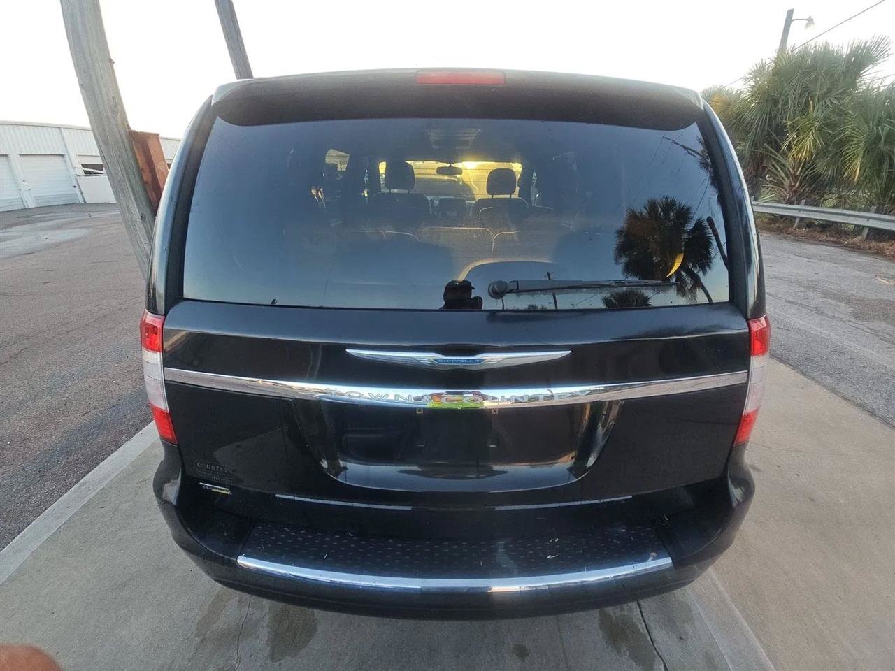 Used 2012 Chrysler Town & Country Touring FWD image 5