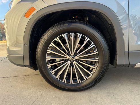 Used 2025 Volkswagen Tiguan S w/ 18" Wheel Package image 31