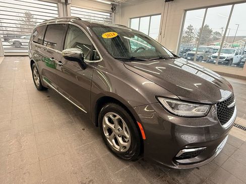 Used 2023 Chrysler Pacifica Limited image 1