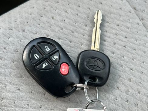 Used 2012 Toyota Sienna LE FWD image 28