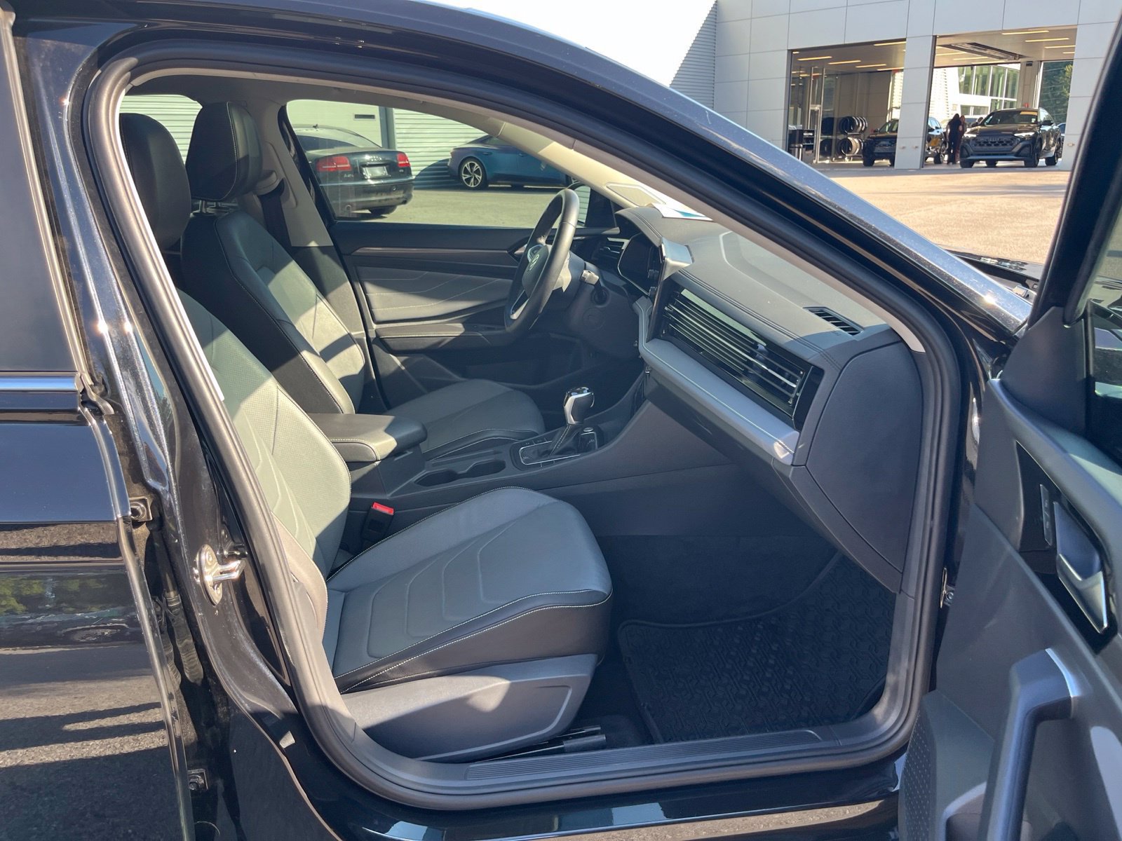 Used 2025 Volkswagen Jetta SEL FWD image 34