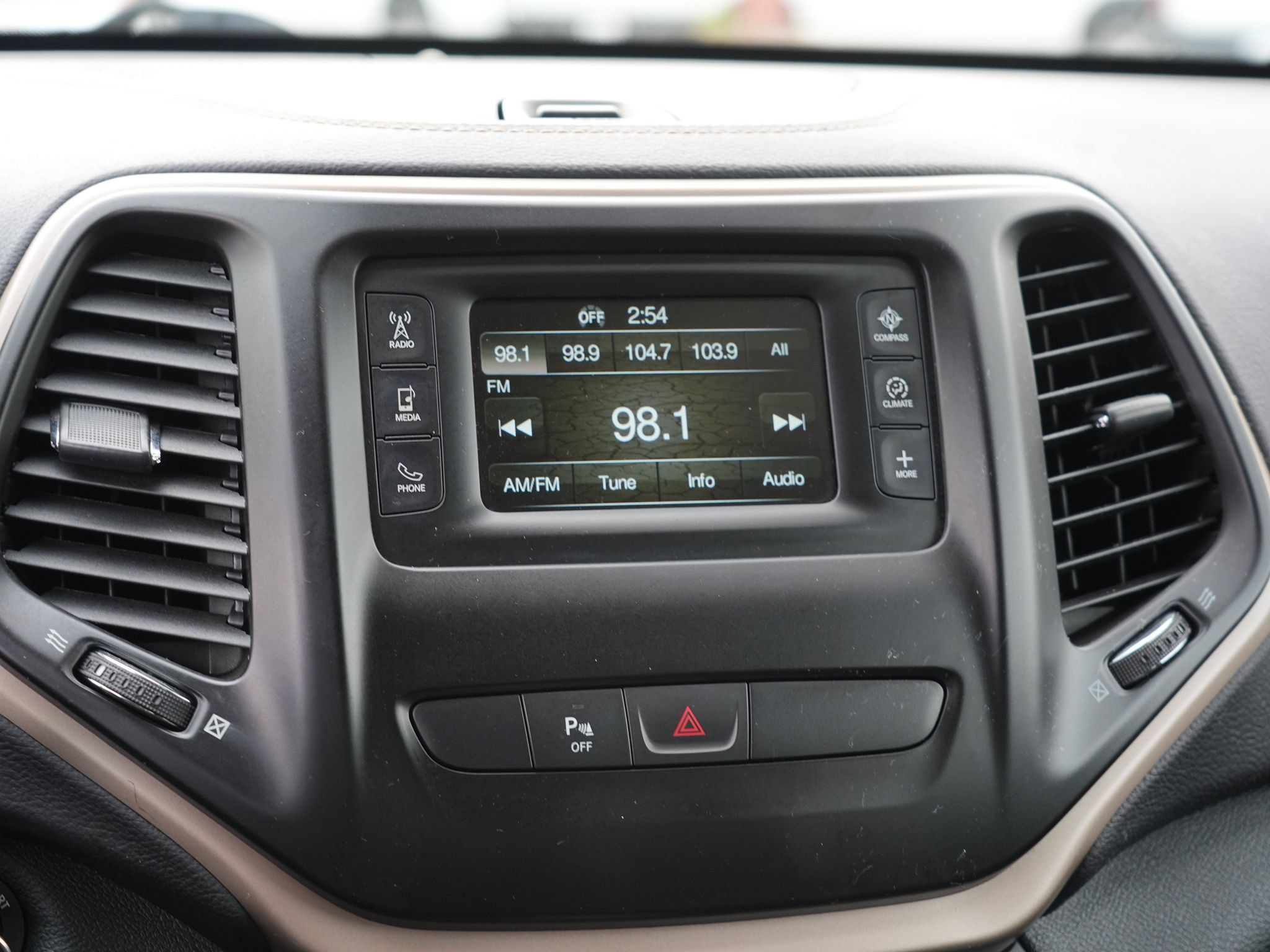 Used 2018 Jeep Cherokee Latitude w/ Safety Group AWD/4WD image 23