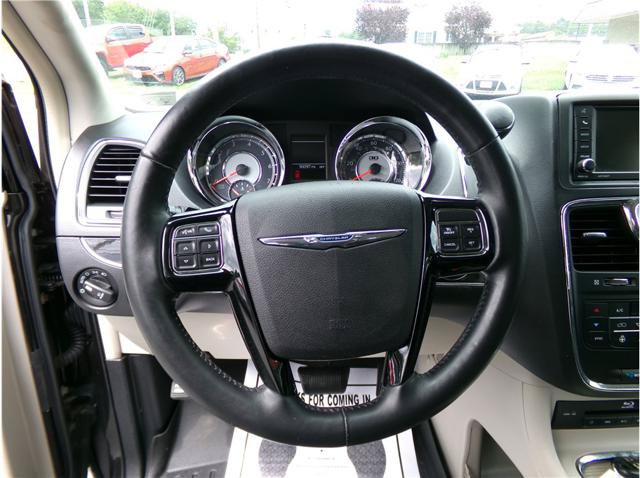 Used 2014 Chrysler Town & Country Touring-L FWD image 9