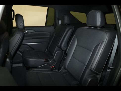 Used 2025 Chevrolet Traverse LT image 27