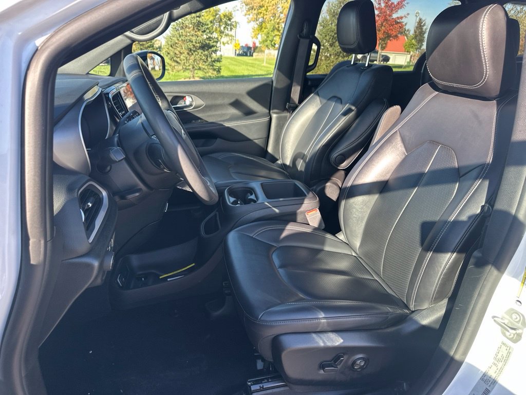 Used 2025 Chrysler Pacifica Select FWD image 15