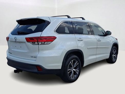 Used 2018 Toyota Highlander Plus w/ Carpet Mat Package (TMS) AWD/4WD image 6
