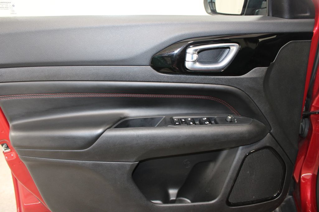 Used 2025 Jeep Compass Trailhawk AWD/4WD image 19