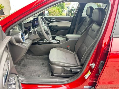 Used 2025 Chevrolet Trax LT image 48