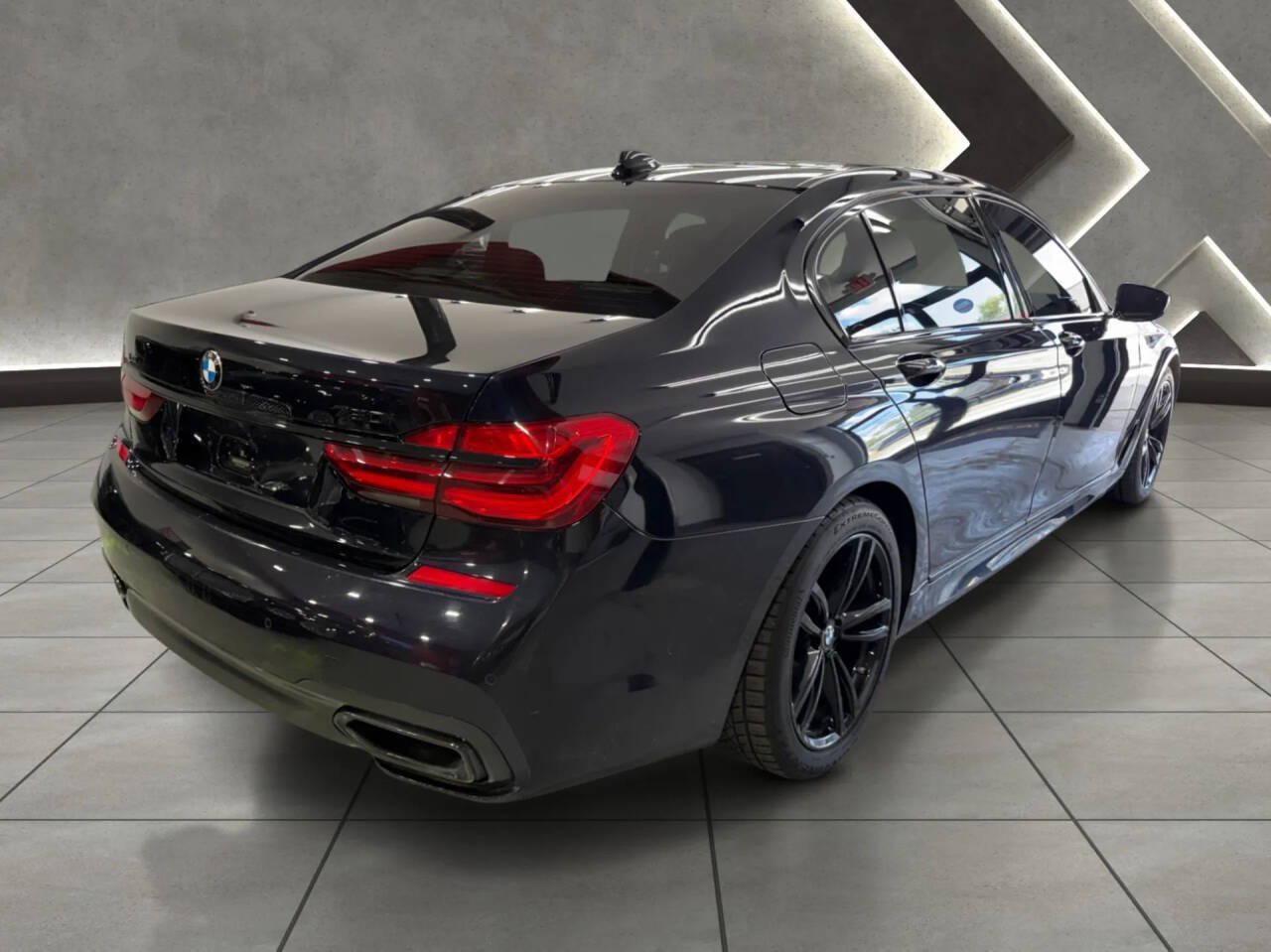 Used 2018 BMW 750i xDrive AWD/4WD image 3