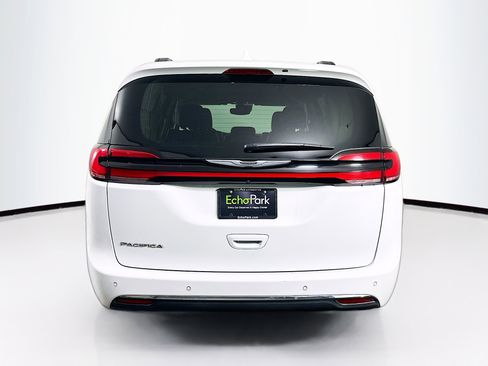 Used 2022 Chrysler Pacifica Touring-L w/ Uconnect Theater Family Group image 7