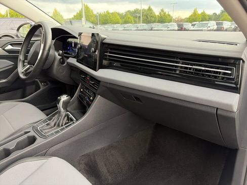 Used 2025 Volkswagen Jetta SE FWD image 10