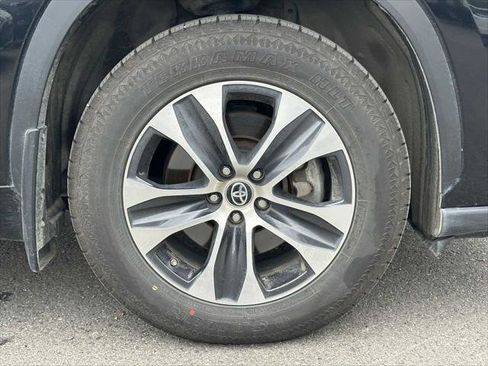 Used 2024 Toyota Highlander XLE image 9