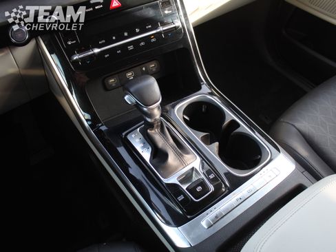 Used 2024 Kia Carnival EX image 17