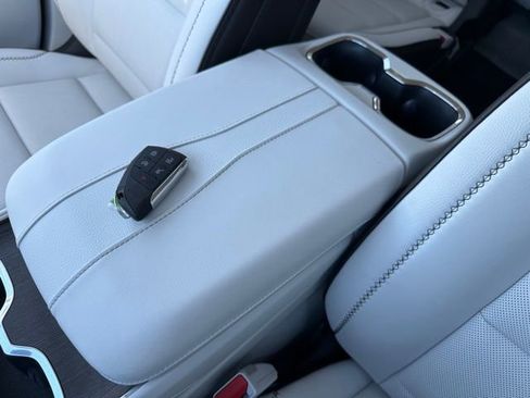 Used 2024 GMC Acadia Denali image 28