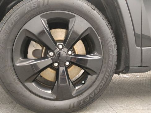 Used 2019 Jeep Cherokee Latitude Plus image 31