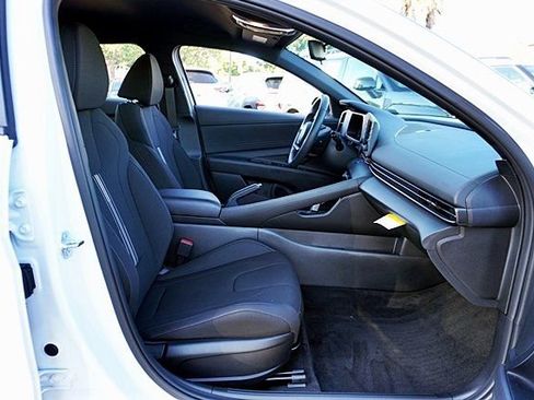 Certified 2025 Hyundai Elantra Sport FWD image 11