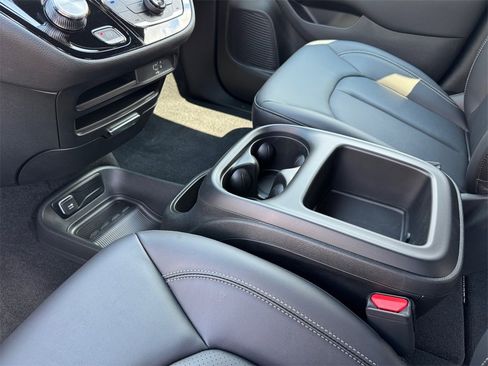 New 2026 Chrysler Pacifica Select image 24