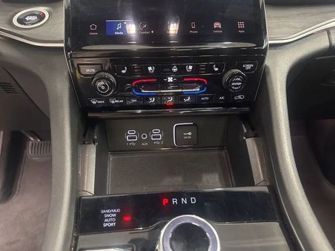 Used 2024 Jeep Grand Cherokee L Limited w/ Luxury Tech Group II AWD/4WD image 17