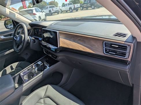 Used 2024 Volkswagen Atlas SE w/ Panoramic Sunroof Package image 34