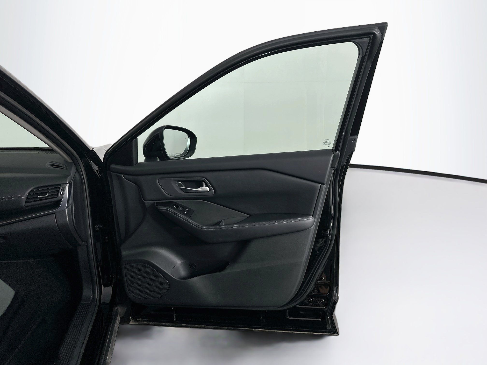 Used 2025 Nissan Rogue SV FWD image 31