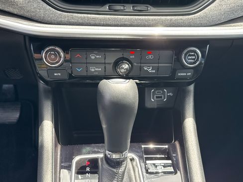 Used 2025 Jeep Compass Latitude image 12