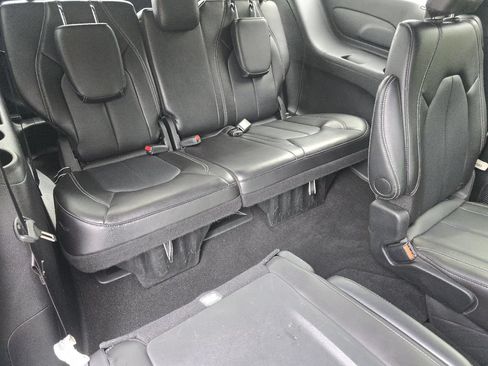 Used 2025 Chrysler Pacifica Select FWD image 19