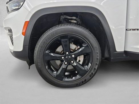 Certified 2025 Jeep Grand Cherokee Altitude AWD/4WD image 28