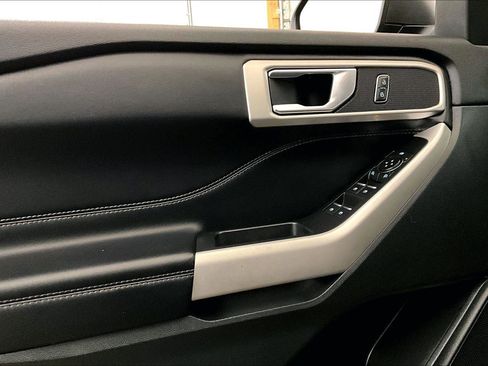 Used 2022 Ford Explorer XLT image 23