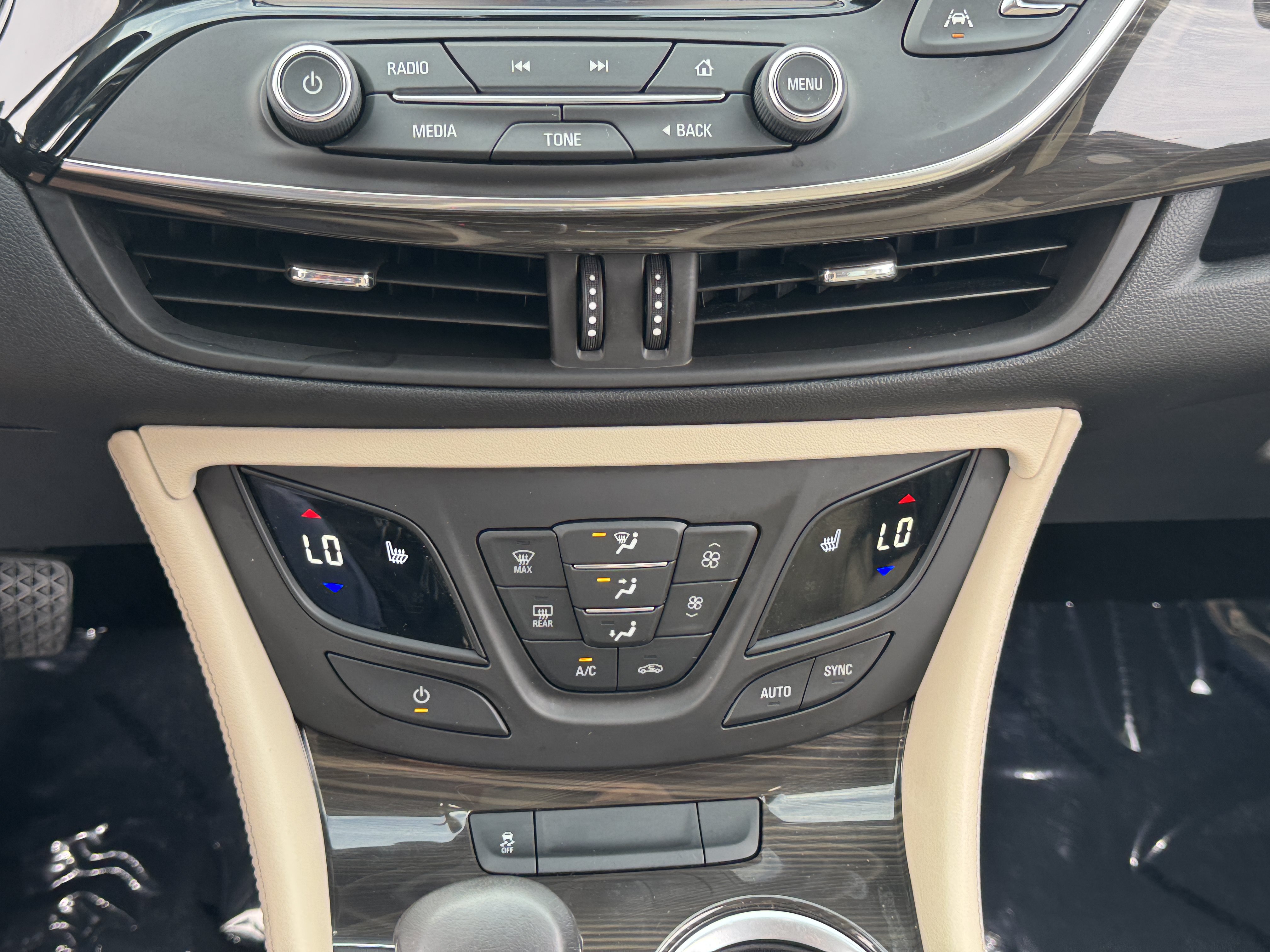 Used 2019 Buick Envision Premium AWD/4WD image 29