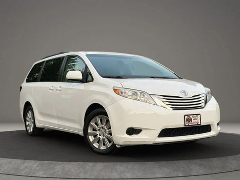 Used 2015 Toyota Sienna LE AWD/4WD image 1