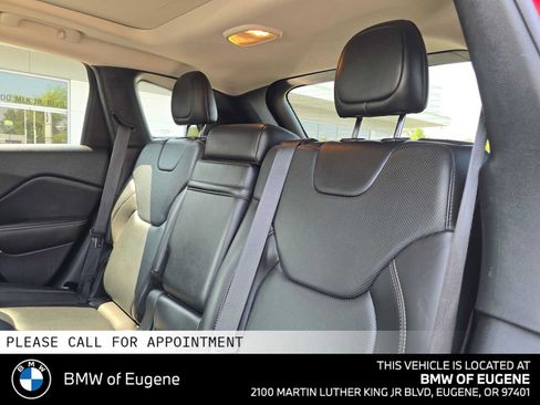 Used 2017 Jeep Cherokee Limited w/ Luxury Group AWD/4WD image 17