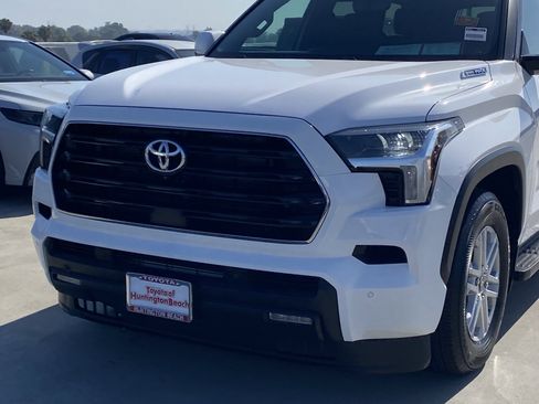 Certified 2025 Toyota Sequoia SR5 AWD/4WD image 7